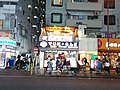 Comércio de Shin Okubo à noite