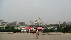 肃宁 火车站 前 广场 - Panoramio.jpg