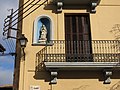 038 Casa Palau Surroca, pl. Crist Rei 3-5 (Manlleu), balcó i fornícula.jpg