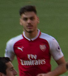 17 Merci Arsène - Celebrating Kolasinac's goal (27086257377) (cropped) .jpg