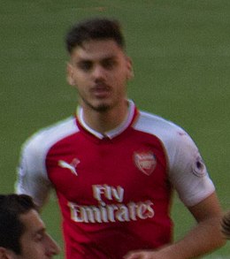 17 Merci Arsène - Célébration du but de Kolasinac (27086257377) (rognée) .jpg