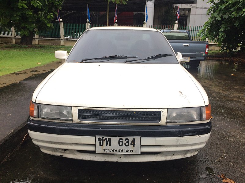 File:1990-1991 Mazda 323 (BG) 1.6 Sedan (22-08-2018) 05.jpg