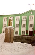 Миниатюра для Файл:2000-12-Aldan-Lenin in snow.jpg