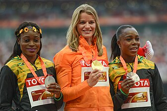 A holandesa Dafne Schippers, campeã dos 200 m rasos no pódio.