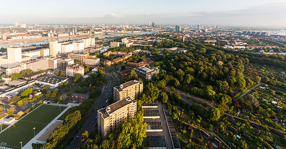 Blick über Köln-Deutz in Richtung Innenstadt, Rhein mit Severinsbrücke, links oben die Ellmühle