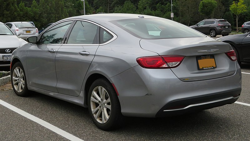 File:2015 Chrysler 200 Limited 2.4L rear 8.31.18.jpg