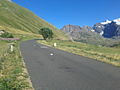 Blick auf die Passstraße im Anstieg von Bonneval-sur-Arc 8 km vor dem Gipfel in 2150 m Höhe