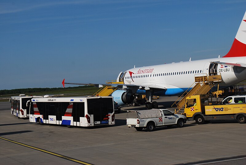 File:20160521 126 vienna airport.jpg