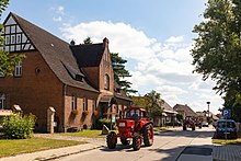 Brodowiner Dorfstraße mit Pfarramt