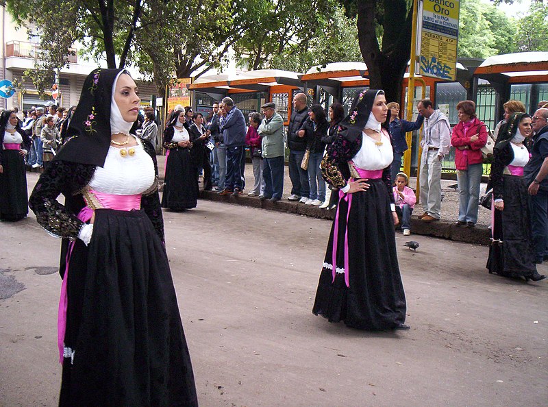 File:2 donne ossesi alla cavalcata.JPG