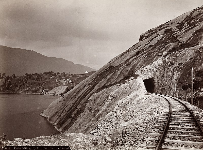 File:512. Vossebanen, Fjeldtunnel ved Vaksdal (6934330041).jpg