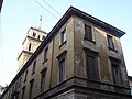 El edificio visto en la esquina de via Soncino y vicolo Santa Maria Valle