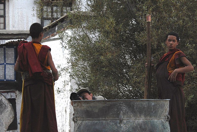 File:A photographer taking a picture of young Tibetan monks (29343502874).jpg