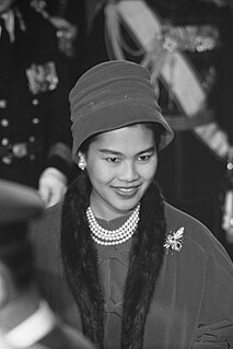 Aankomst Koning Bhumibol en Koningin Sirikit te Den Haag, koningin Sirikit, Bestanddeelnr 911-6994.jpg