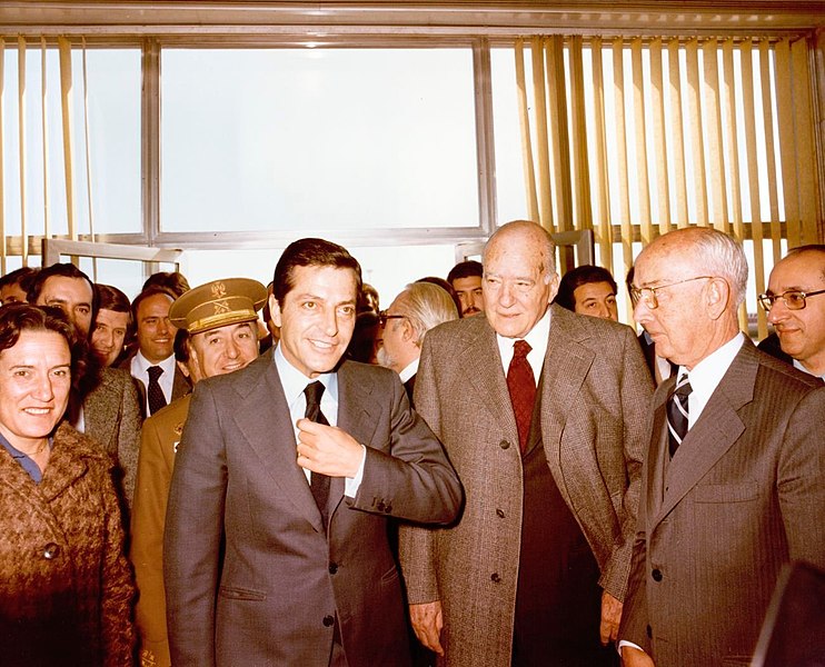 File:Adolfo Suárez junto al presidente de la Generalitat de Cataluña a su llegada a Barcelona. Pool Moncloa. 24 de febrero de 1979.jpeg