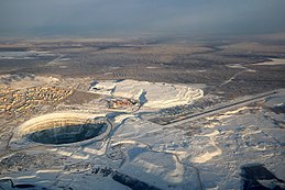 Vedere aeriană a orașului Mirny, a minei Mir și a aeroportului Mirny.jpg