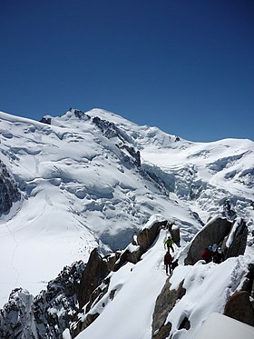 Vue du mont Blanc depuis l'aiguille du Midi avec l'aiguille de Saussure au centre de l'image.