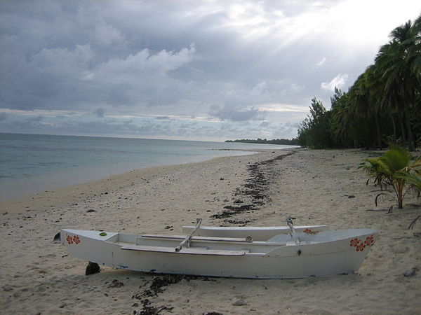 The beach on Aitutaki during filming of Survivor: Cook Islands in July 2006 (photo by Ian Sewell)