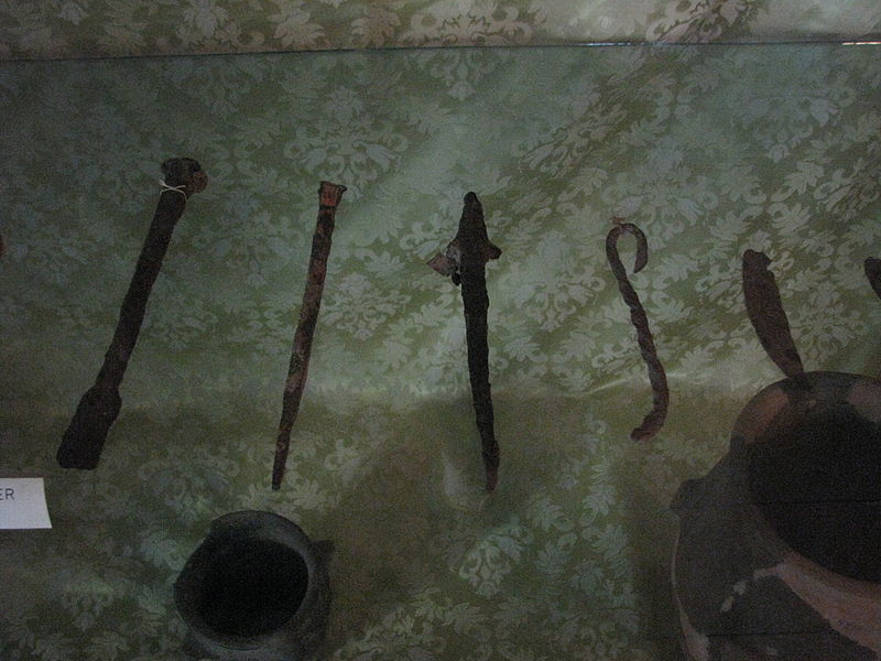 File:Aiud History Museum 2011 - Dacian Iron Tools and Weapons-2.JPG