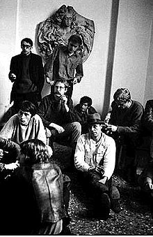 Joseph Beuys im Foyer der Kunstakademie während eines Ringgesprächs mit Studenten 1969. Hinten links stehend H.-J. Kuhna. Mitte des Bildes, hinten hockend, Elias Maria Reti.