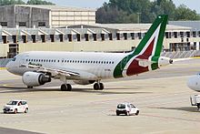 Airbus A319 der Alitalia am Flughafen Mailand-Linate, 2016