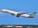 Alitalia Boeing 777-3Q8 (ER) EI-WLA вылетает из аэропорта JFK.jpg