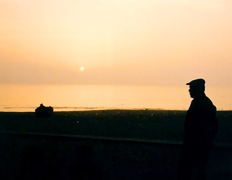 File:Alter Mann bei Sonnenuntergang am Meer, Nazaré, Portugal.jpg