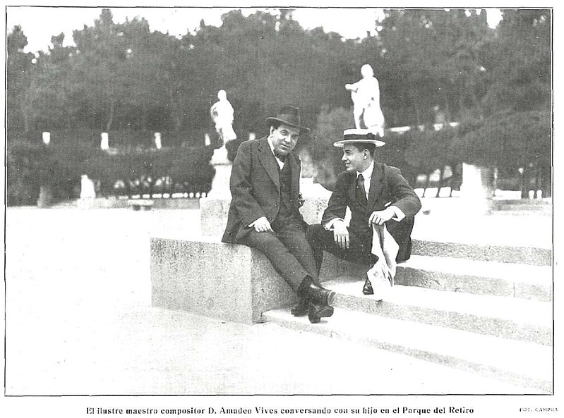 File:Amadeo Vives conversando con su hijo en el Parque del Retiro, de Campúa, La Esfera, 06-06-1914.jpg