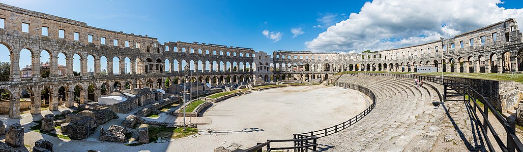 Pula Arena, by Poco a poco