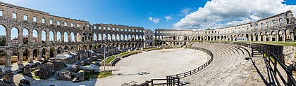 Vista panorâmica do interior da Arena de Pula, Croácia. O edifício romano foi construído entre 27 a.C. e 60 d.C. e está entre um dos maiores anfiteatros do antigo Império Romano existentes no mundo (definição 12 595 × 3 679)