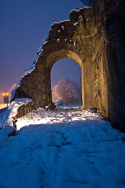 File:Arco Romano, Strada Consolare delle Gallie, Valle d'Aosta.jpeg