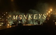 Arctic Monkeys jouant sur scène