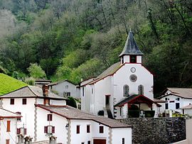 Das Dorf und die Kirche von Arnéguy