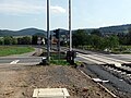 Deutsch: Bahnhof Friedensdorf (Lahn) nach Umbau 2011 - Bahnübergang der L3042