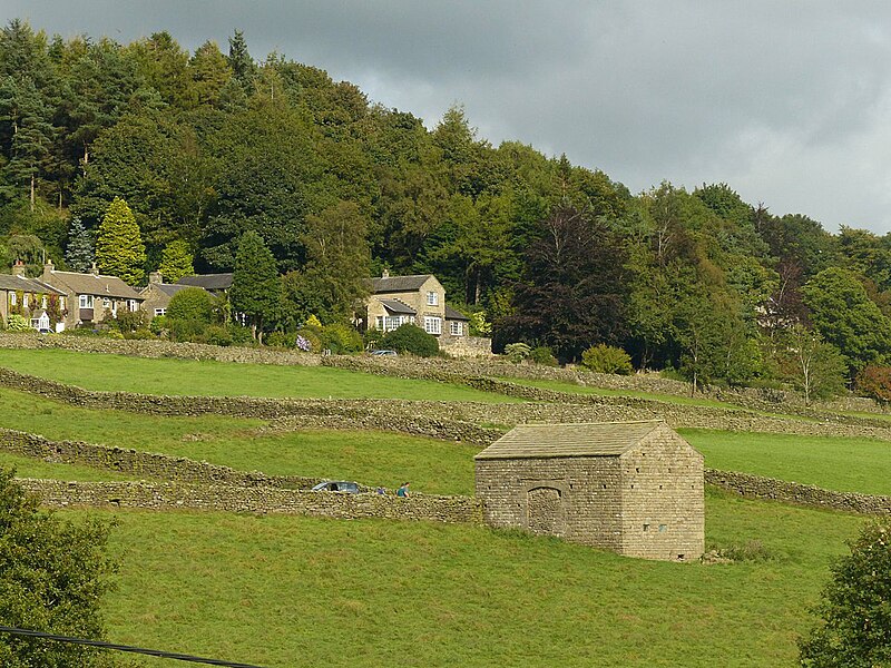 File:Barn below Blazefield - geograph.org.uk - 5537393.jpg