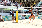 Deutsch: Beachvolleyball bei den Olympischen Jugendspielen 2018; Tag 9, 15. Oktober 2018; Mädchen, Viertelfinale: USA-Spanien 2–1 (21–19/17–21/15–9) English: Beach volleyball at the 2018 Summer Youth Olympics at 15 October 2018 – Girls Quarterfinals: USA-Spain 2–1 (21–19/17–21/15–9)