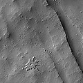 Cratera pedestal de Biblis Patera, vista pela HiRISE.