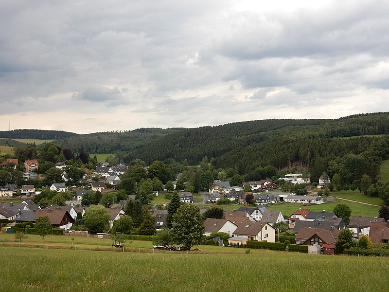 File:Blick auf Langenholdinghausen.jpg