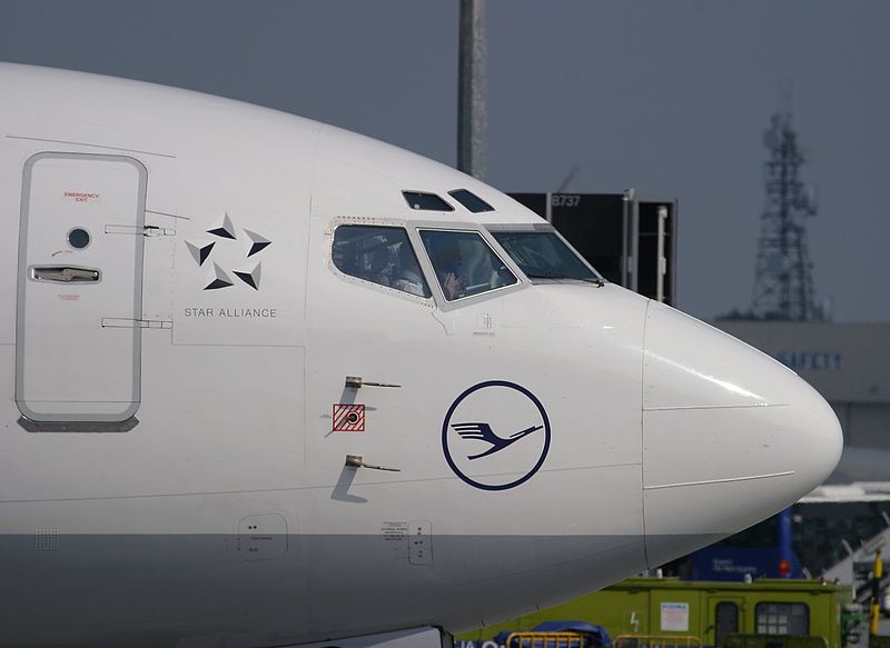 File:Boeing 737-330, Lufthansa AN0376338.jpg