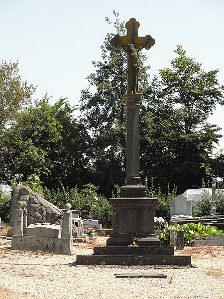 File:Bolleville (Seine-Mar.) croix du nouveau cimetière.jpg