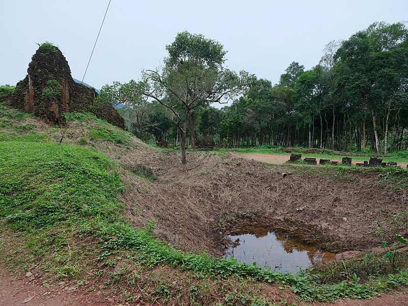 File:Bomb craters, Mỹ Sơn.jpg