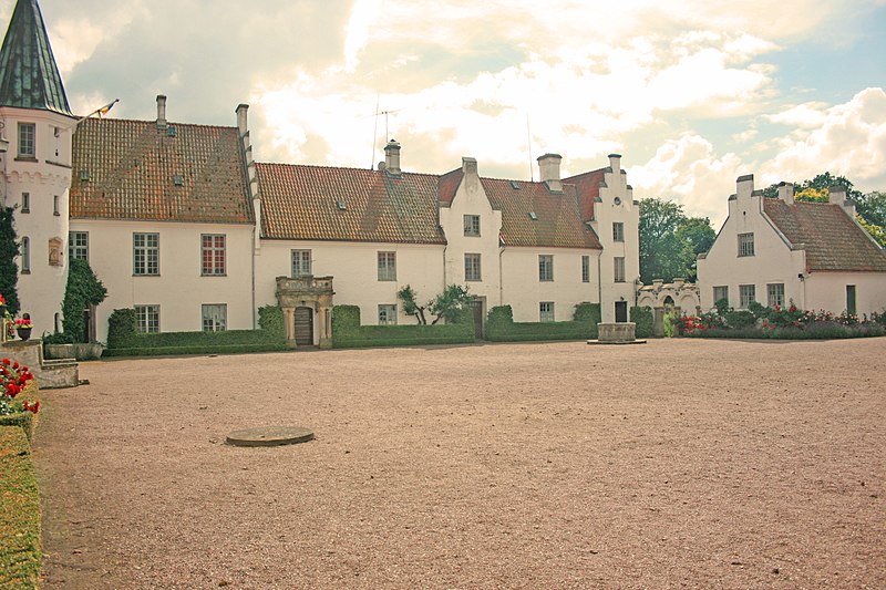 File:Bosjökloster innergården.jpg