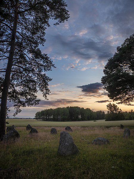 File:Brakelund Burial Ground 5.jpg