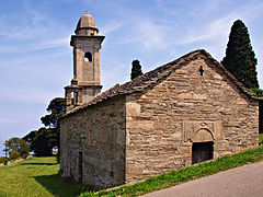 Façade occidentale avec le clocher de l'église Santa Maria Assunta.