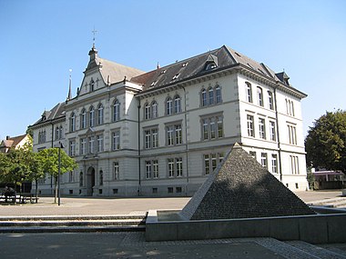 Stadtschulhaus und Pyramidenbrunnen