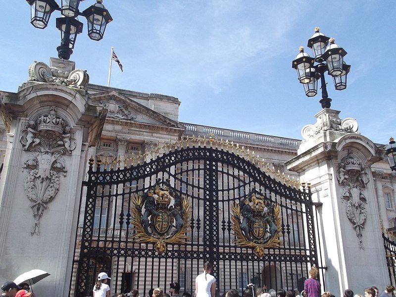 File:Buckingham Palace - gates (20799778419).jpg