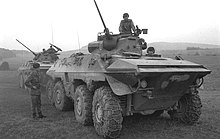 Spähpanzer Luchs beim Herbstmanöver „Fränkischer Schild“ der Bundeswehr im Jahr 1986 im Raum Würzburg. Die Kennzeichen, Lichteinrichtungen und taktische Zeichen wurden mit Schlamm getarnt. Die Seitenspiegel sind zur Tarnung abgeklappt.