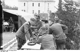 Bundesarchiv Bild 101III-Mayr-035-06, Griechenland, Offiziere der Waffen-SS.jpg