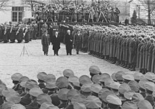 Bundeskanzler Adenauer besucht die Soldaten der frisch aufgestellten Bundeswehr in Andernach 1956.