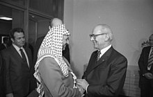 Bundesarchiv Bild 183-1982-0310-027, Berlin, Yasser Arafat, Erich Honecker.jpg